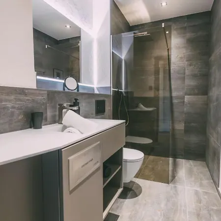 Spacious, Modern And Elegant House In דירה *