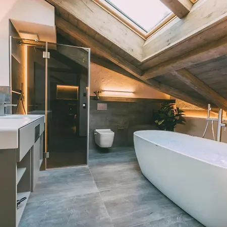 Spacious, Modern And Elegant House In דירה *